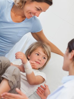 Parents can help soothe burns treatment stress